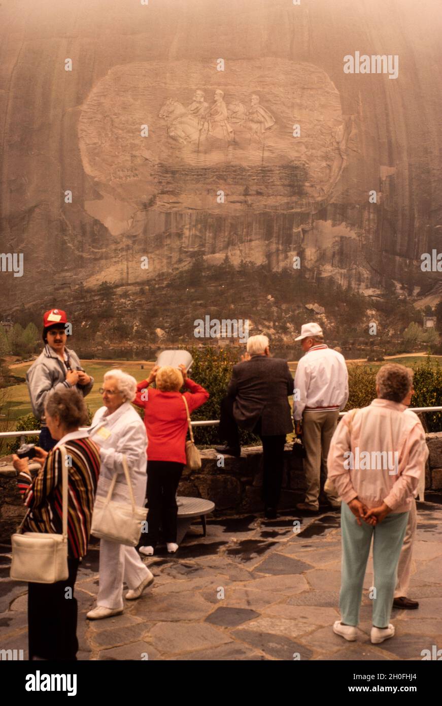 Touristes au monument commémoratif du parc de montagne Stone en Géorgie Banque D'Images