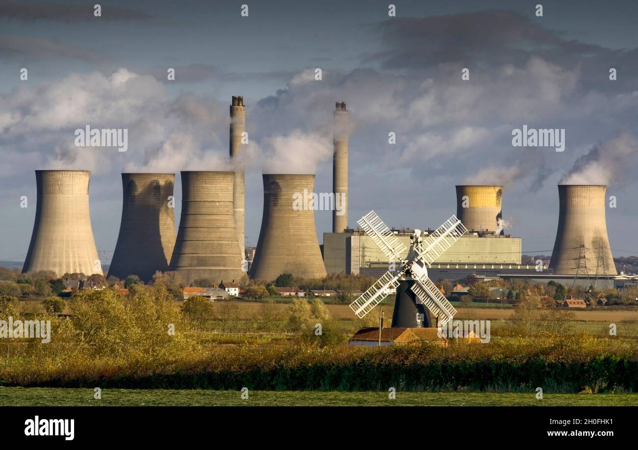 West Burton Power Station et Leverton Windmill Banque D'Images