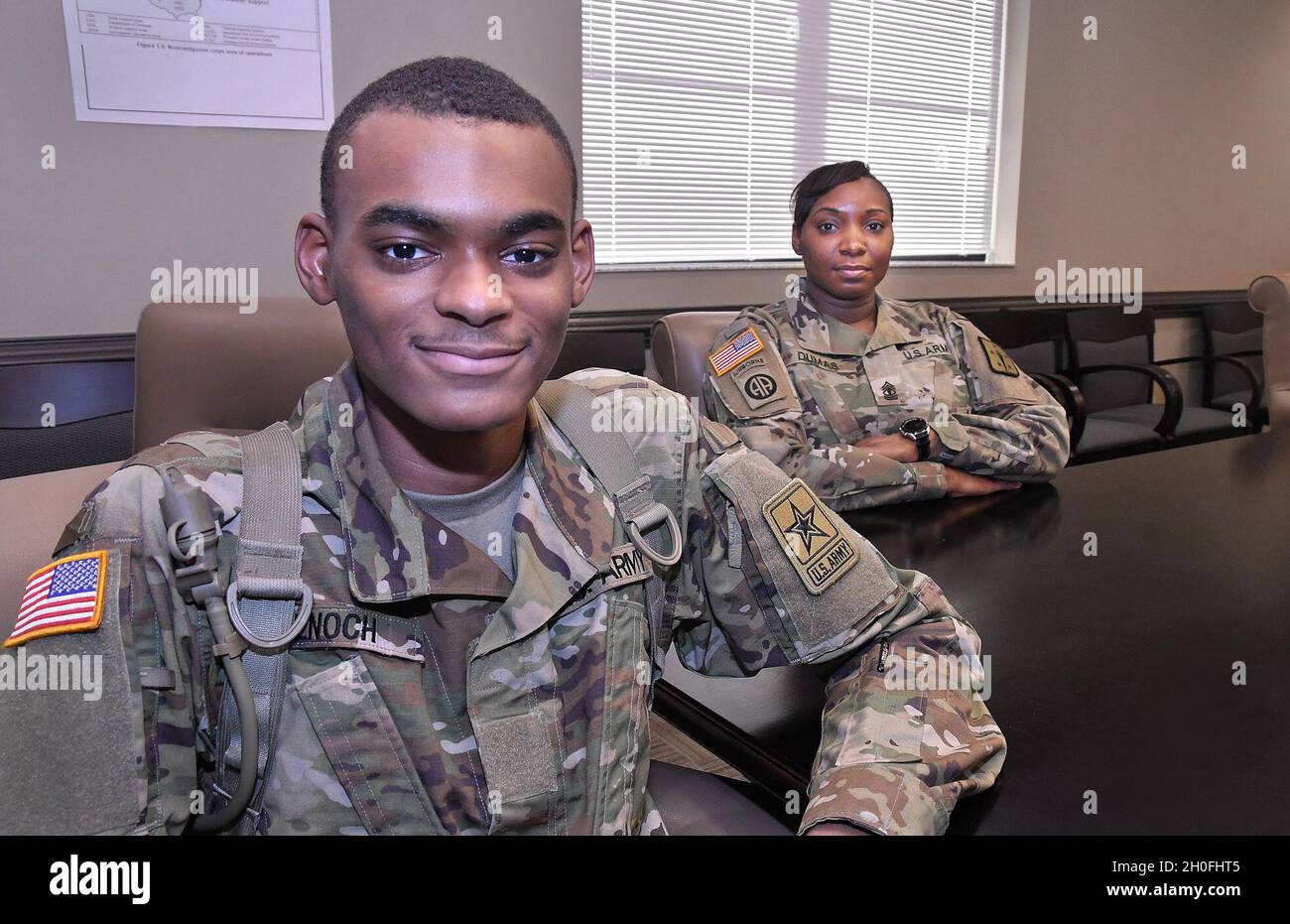 Pvt.Jason L. Enoch, un soldat d'entraînement individuel avancé, et sa mère, le 1er Sgt.La'Tangie Dumas, pose pour des photos le 25 février au 244e Bataillon de Quartermaster.Dumas est spécialiste en logistique automatisée 92A depuis 20 ans, et son fils est en formation pour en être un.Enoch a dit que sa décision de rejoindre était fortement influencée par ses parents (son père est un soldat en transition) et les aspects positifs de la culture militaire à laquelle il a été exposé tout en grandissant. Banque D'Images