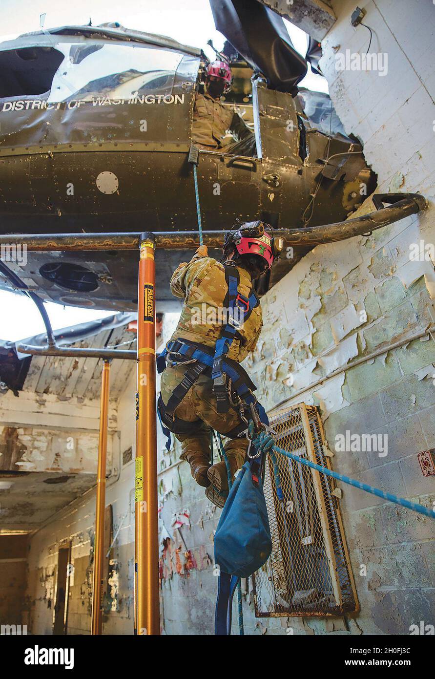 SPC.Vanessa Toro monte dans un hélicoptère alors que la 911e Engineering Techncial Rescue Company tient un concours pour Rescuer of the Quarter au site d'entraînement de Lorton, février 25.La 911e est la seule compagnie de ce genre dans l'Armée. Banque D'Images