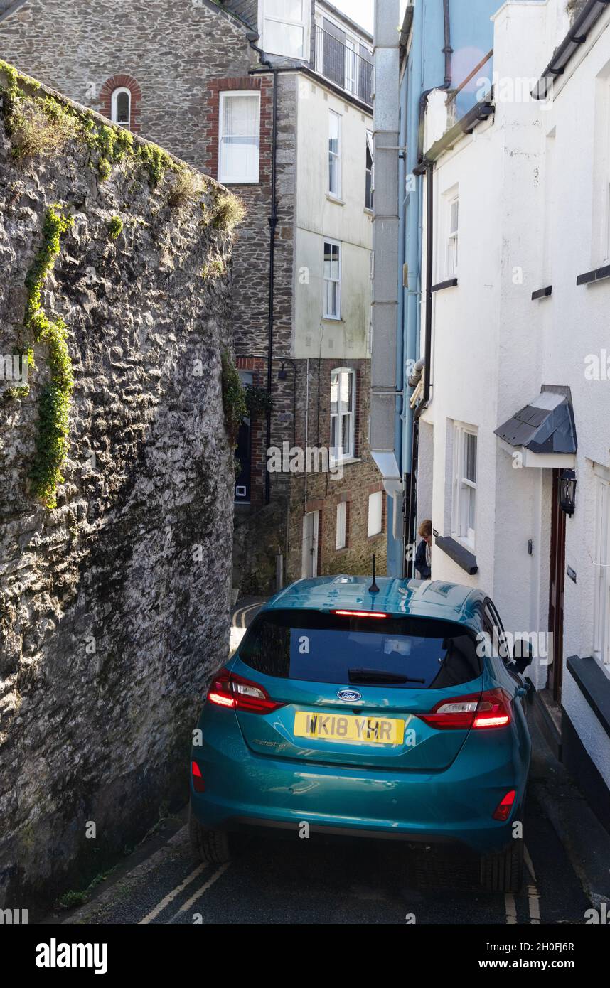 Cornwall Narrow Street - une voiture en difficulté en raison d'une erreur de navigation par satellite dans les rues étroites de Looe, Cornwall UK Banque D'Images