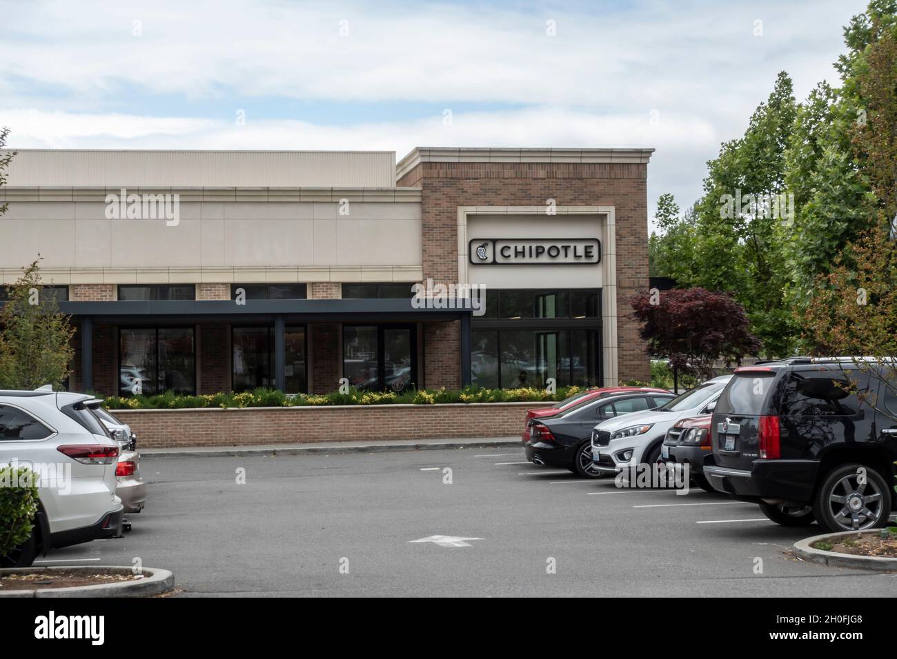 Kirkland, WA États-Unis - vers juillet 2021 : vue sur la rue d'un établissement de restauration rapide mexicain Chipotle. Banque D'Images