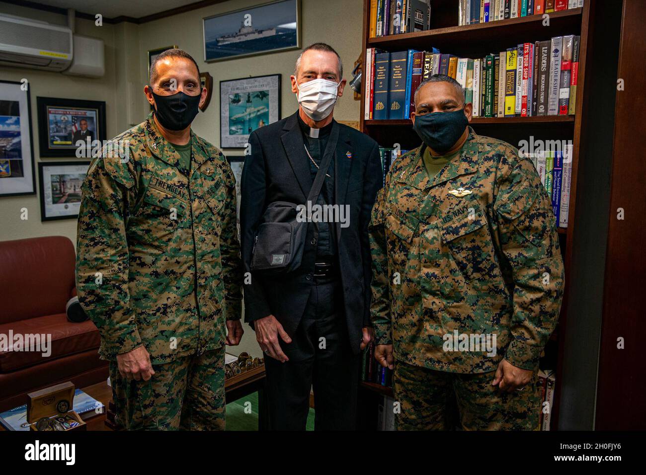 (De gauche à droite) Capitaine de vaisseau américain Paul Tremblay, aumônier de la III Marine Expeditionary Force (MEF), le révérend William Muhm, évêque auxiliaire de l'archidiocèse catholique romain avec les Services militaires États-Unis d'Amérique,Et le capitaine John Logan, l'aumônier de commandement des installations des corps marins du Pacifique (MCIPAC), pose pour une photo de groupe sur le Camp Foster, Okinawa, Japon, le 26 février 2021.Muhm s'est rendu à Okinawa pour rencontrer les aumôniers du MEF III et du MCIPAC et pour diriger la confirmation catholique.Muhm assistera à la messe à la chapelle Camp Foster le 26 février, à 11 h 45, et à la chapelle Camp Courtney à Fe Banque D'Images