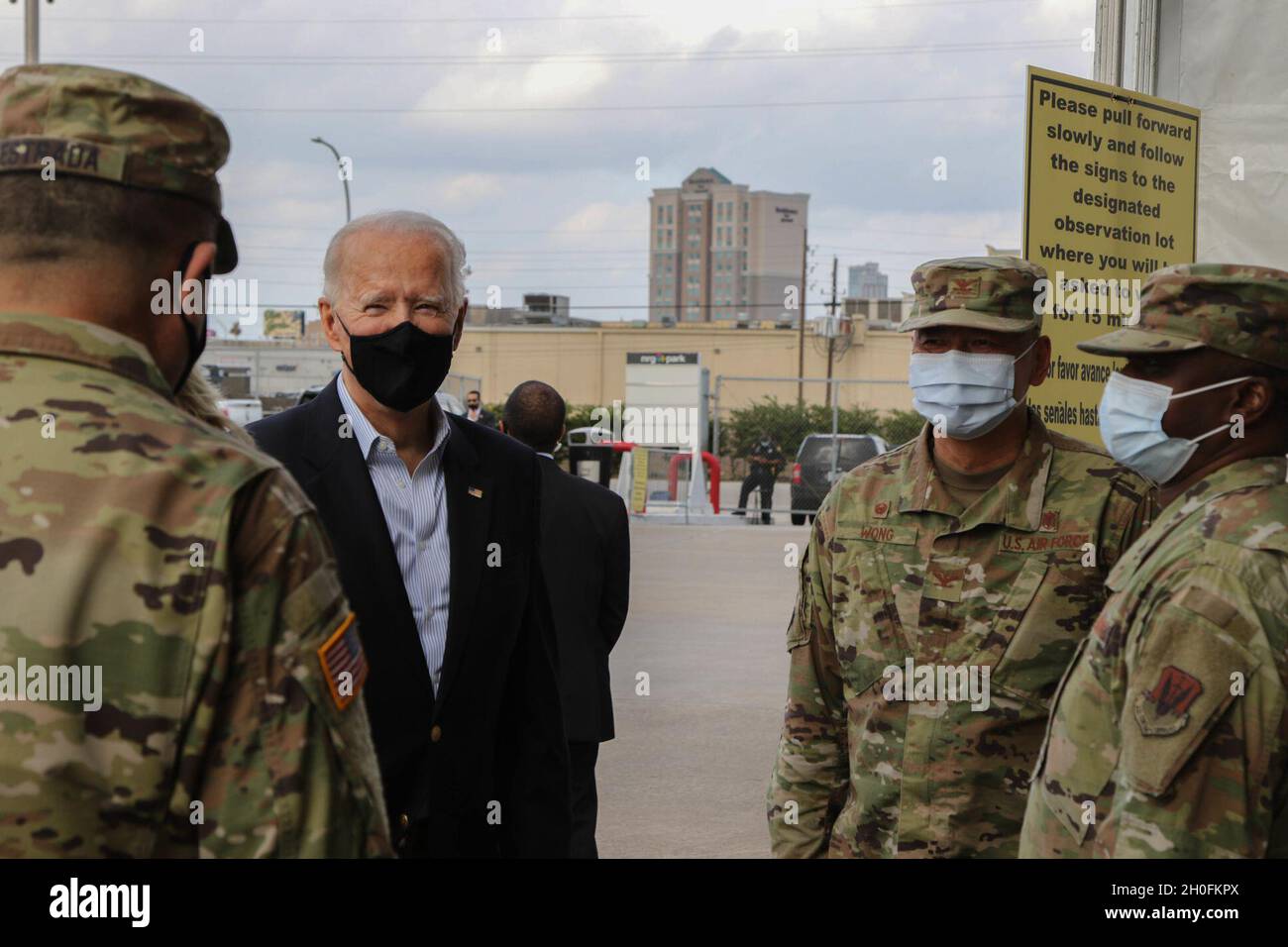 Le président Joseph Biden reçoit une mise à jour sur les opérations de vaccination contre la COVID-19 par le major général de l’armée américaine Pablo Estrada, commandant général de la Force opérationnelle 46, lors de la visite du président au centre communautaire de vaccination contre la COVID-19 géré par l’État et financé par le gouvernement fédéral au stade NRG à Houston, au Texas, le 26 février 2021.Au cours de sa visite, le président a rencontré les aviateurs et les soldats qui soutiennent les efforts du comté de Harris, de l'État du Texas, et de l'Agence fédérale de gestion des urgences pour vacciner le public contre la COVID-19.Le Commandement du Nord des États-Unis, par l'intermédiaire de l'Armée du Nord des États-Unis, demeure déterminé à fournir un service D flexible et continu Banque D'Images