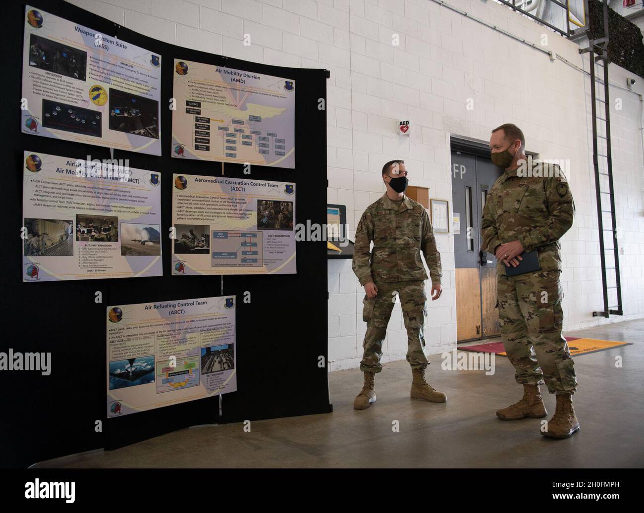 Sergent d'état-major de la Force aérienne des États-UnisLucas Winnet, planificateur des besoins en cas d'urgence du 621e Escadron des opérations de mobilité aérienne, en informe le Sgt.Jason France, commandant en chef du Commandement des transports des États-Unis, a enrôler un dirigeant le 26 février 2021 à la base commune McGuire-dix-Lakehurst, New Jersey.Des aviateurs de la 621e Escadre d'intervention en cas d'urgence participent régulièrement à des exercices pour appuyer les capacités d'ouverture de port de la Force opérationnelle interarmées USTRANSCOM. Banque D'Images