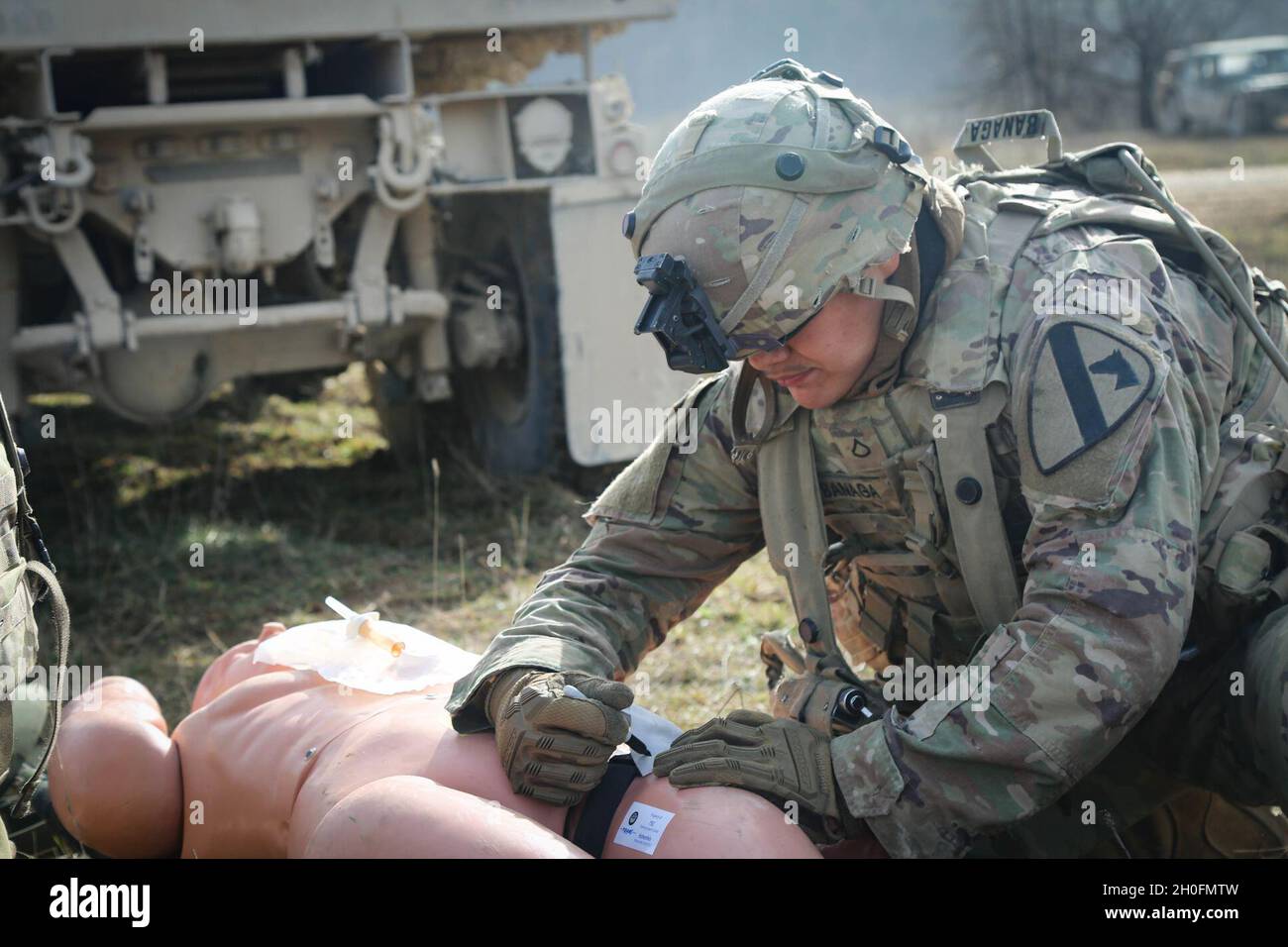 Un soldat de l'armée américaine affecté au 115e Bataillon de soutien de la brigade, 1re équipe de combat de la Brigade blindée, 1re Division de cavalerie fournit des soins sous feu pendant la résolution combinée XV à la zone d'entraînement Hohenfels, en Allemagne, le 26 février 2021.Combined Resolve XV est un exercice multinational dirigé par le département de l’Armée de terre conçu pour construire l’équipe de combat de la 1re Brigade blindée, la préparation de la 1re Division de Cavalry et améliorer l’interopérabilité avec les forces alliées pour combattre et gagner contre tout adversaire. Banque D'Images