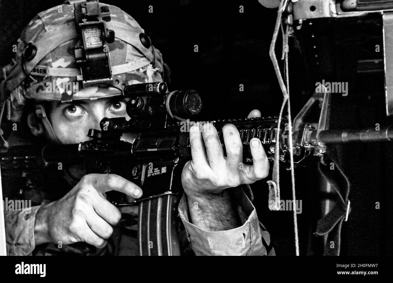 Un soldat de l'armée américaine affecté au 115e Bataillon de soutien de la brigade, 1re équipe de combat de la Brigade blindée, 1re division de Cavalry, fournit un feu de couverture pendant le Solve combiné à la zone d'entraînement de Hohenfels, en Allemagne, le 26 février 2021.Combined Resolve XV est un exercice multinational dirigé par le département de l’Armée de terre conçu pour construire l’équipe de combat de la 1re Brigade blindée, la préparation de la 1re Division de Cavalry et améliorer l’interopérabilité avec les forces alliées pour combattre et gagner contre tout adversaire. Banque D'Images