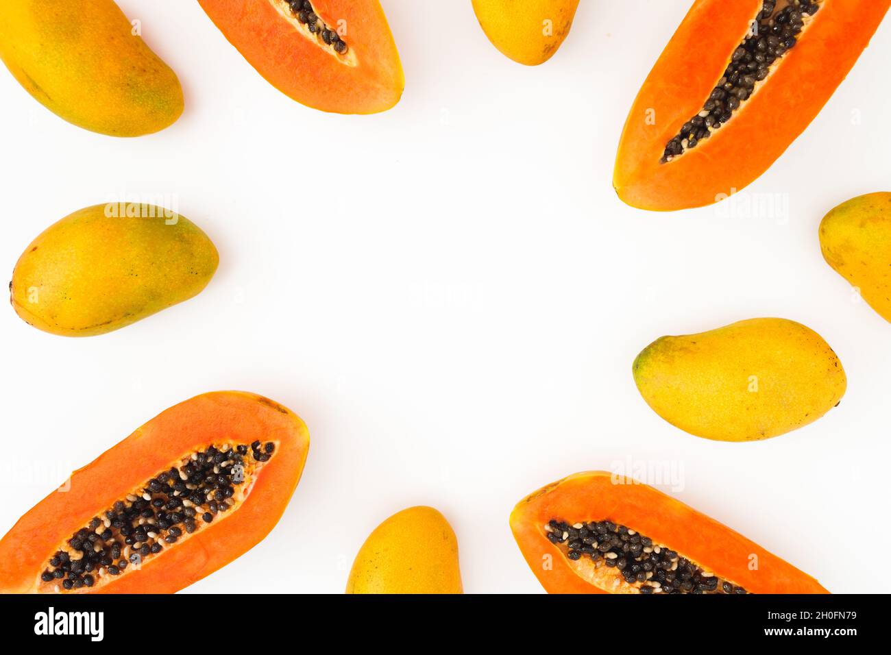 Cadre alimentaire tropical en papaye, fruits à la mangue sur fond blanc.Pose à plat.Vue de dessus Banque D'Images