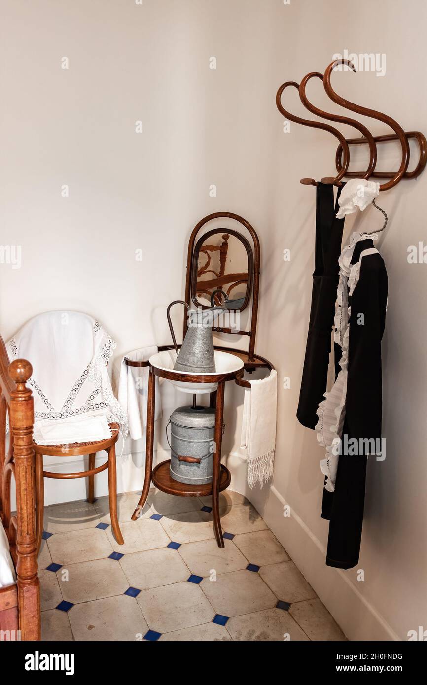 Vêtements et articles d'hygiène personnels fournitures du personnel de service d'une maison moderniste dès le début du XXe siècle en Espagne Banque D'Images