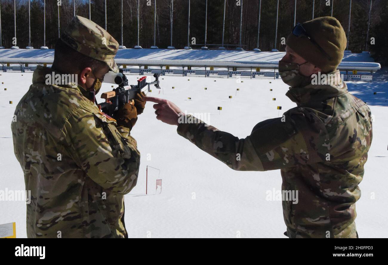 Tech. De la Force aérienneSgt.Travis Voyer, à droite, familiarise le général de division John Andonie, directeur adjoint de la Garde nationale de l'Armée, à bord d'un fusil Anschutz 1807 utilisé dans les biathlons au site d'entraînement du Camp Ethan Allen à Jéricho, Vermont, le 26 février 2021.Quatre soldats de la Garde nationale de l'armée du Vermont ont été envoyés en Autriche en 2020 pour représenter les États-Unis lors de la coupe pré-mondiale de biathlon.Voyer est un entraîneur de biathlon au 158e Escadron de préparation logistique. Banque D'Images