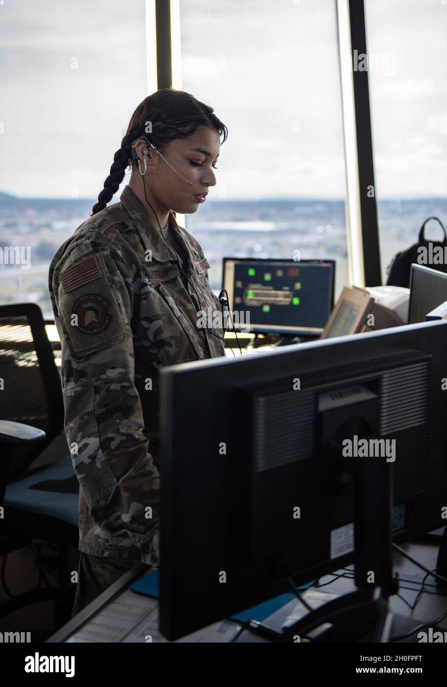 Sergent d'état-major de la Force aérienne des États-UnisBailey Hairston, contrôleur de la circulation aérienne au 36e Escadron de soutien aux opérations, pose une photo en l’honneur du mois de l’histoire des femmes, mars 2021, à la base aérienne d’Andersen, à Guam.Hairston présente la nouvelle réglementation sur les cheveux féminins dans son environnement de travail naturel, alors que les normes féminines continuent de progresser dans l'ensemble de la Force aérienne. Banque D'Images