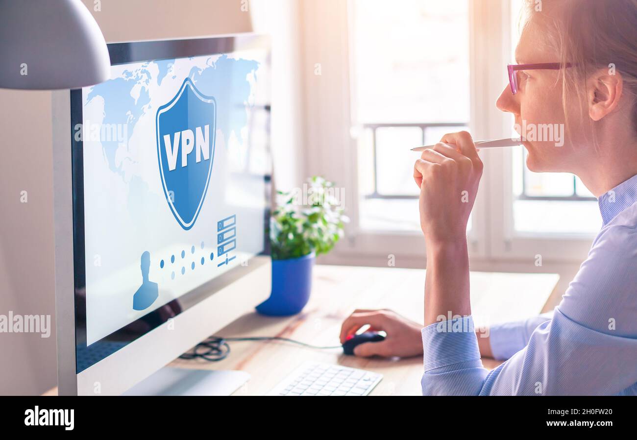 Connexion VPN sécurisée pour les personnes freelance utilisant la technologie Virtual Private Network sur l'ordinateur pour créer un tunnel chiffré vers le serveur distant sur le stagiaire Banque D'Images
