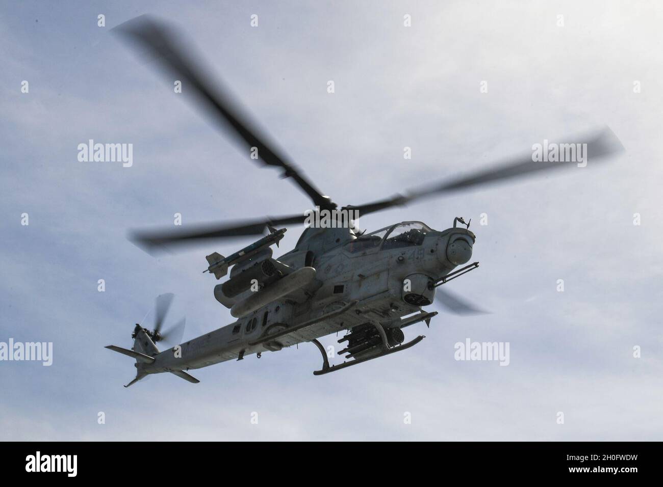 210227-N-UM706-1090 MER DES PHILIPPINES (FÉV27, 2021) Un hélicoptère Bell AH-1W Super Cobra affecté à l'escadron marin de Tiltrotor moyen (VMM) 262 débarque du quai amphibie USS Ashland (LSD 48).Ashland, qui fait partie du America Amphiobie Ready Group, ainsi que de la 31e Marine Expeditionary Unit, opère dans la zone de responsabilité de la 7e flotte des États-Unis pour améliorer l'interopérabilité avec les alliés et les partenaires, servant de force de réponse prête à l'emploi pour défendre la paix et la stabilité dans la région Indo-Pacifique. Banque D'Images