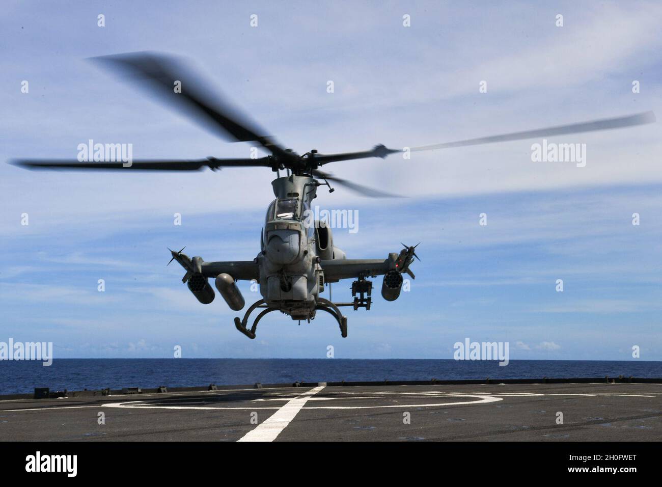 210227-N-UM706-1037 MER DES PHILIPPINES (FÉV27, 2021) Un hélicoptère Bell AH-1W Super Cobra affecté à l'escadron marin de Tiltrotor (VMM) 262 débarque à bord du quai amphibie USS Ashland (LSD 48).Ashland, qui fait partie du America Amphiobie Ready Group, ainsi que de la 31e Marine Expeditionary Unit, opère dans la zone de responsabilité de la 7e flotte des États-Unis pour améliorer l'interopérabilité avec les alliés et les partenaires, servant de force de réponse prête à l'emploi pour défendre la paix et la stabilité dans la région Indo-Pacifique. Banque D'Images