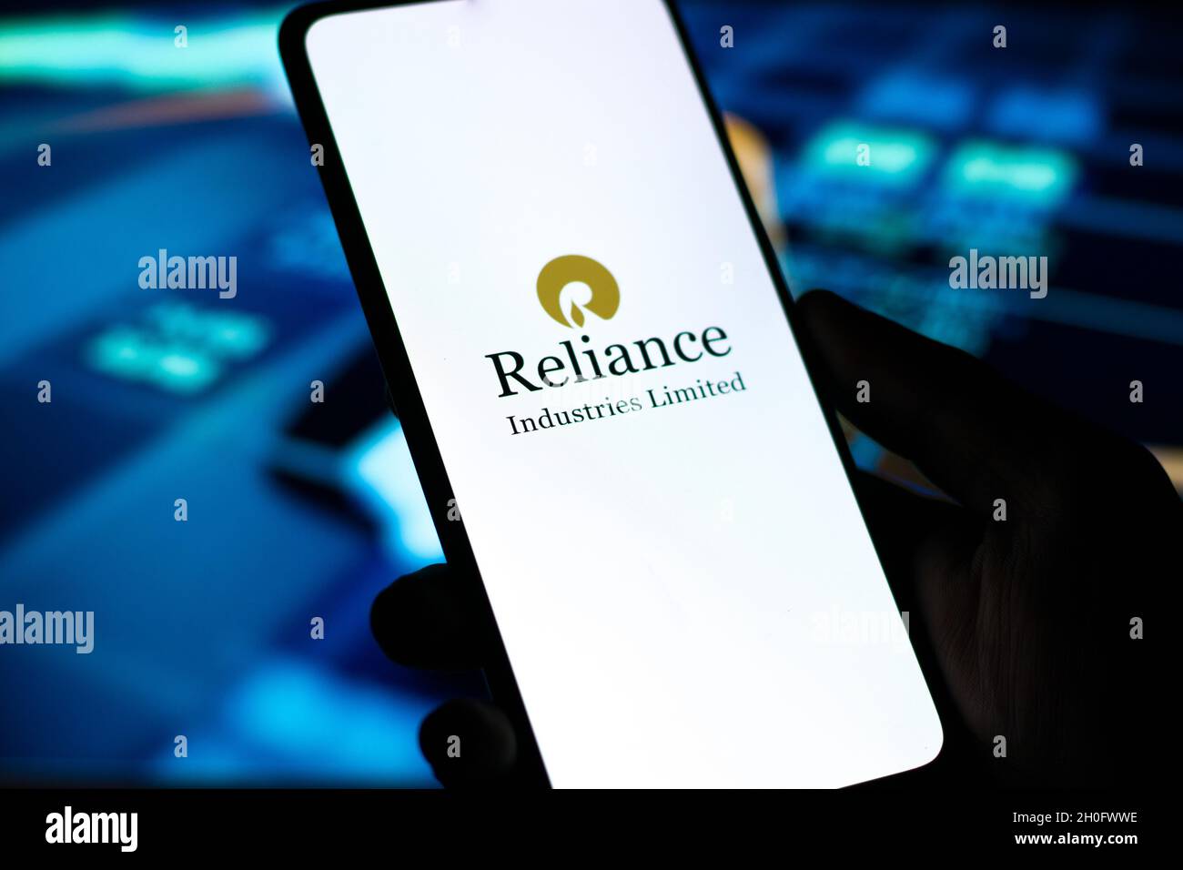 West Bangal, Inde - 09 octobre 2021 : logo Reliance Industries sur image de stock d'écran de téléphone. Banque D'Images