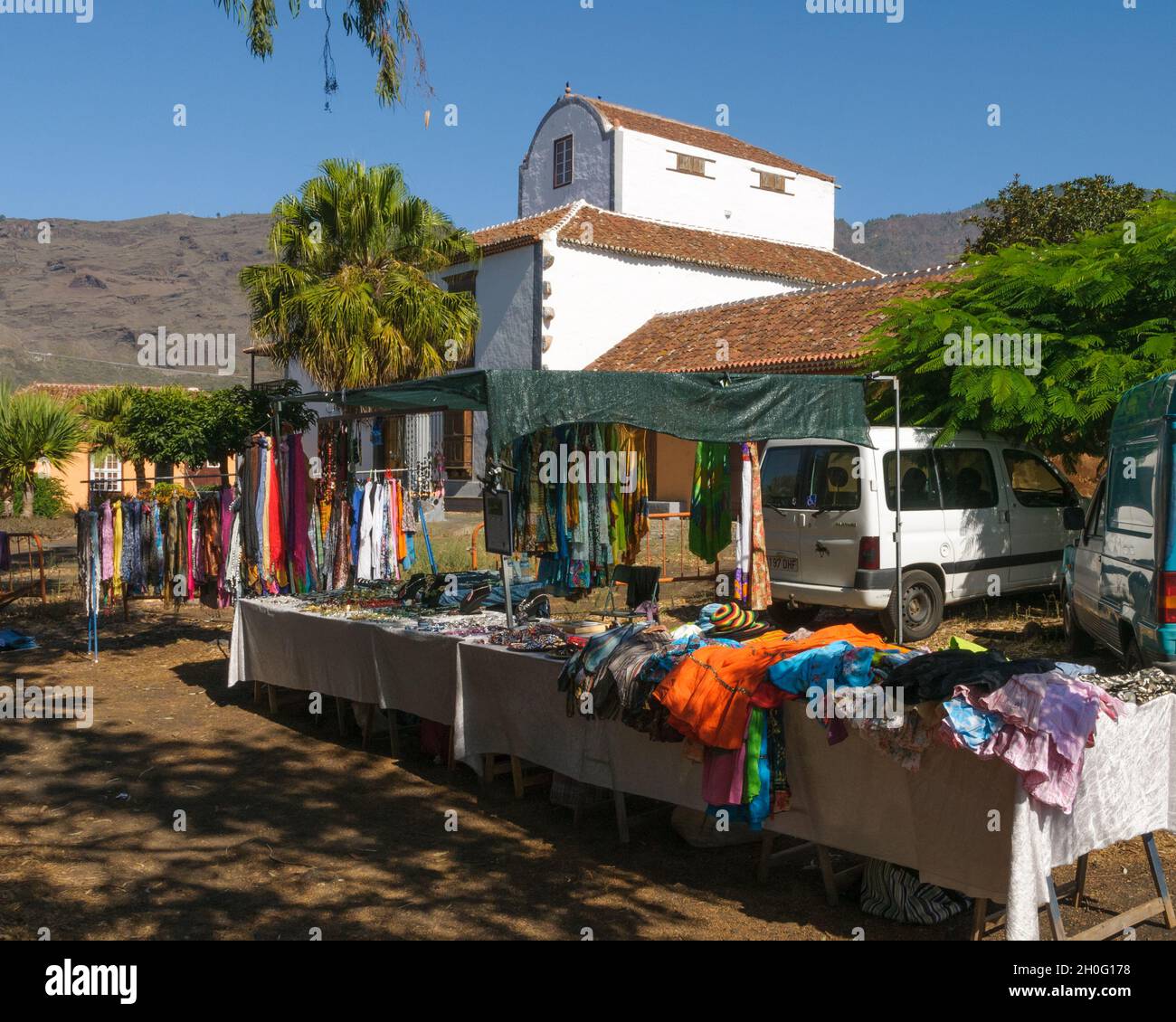 ARGUAL, LOS LLANOS DE ARIDANE, LA PALMA, ESPAGNE - 9 OCTOBRE 2011 : une stalle de marché avec vêtements et bijoux en vente à la garket à AR Banque D'Images
