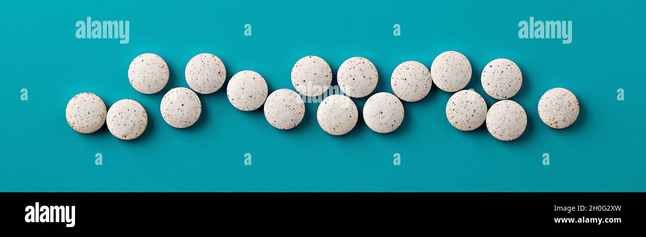 pilules blanches sur fond bleu. bannière blanche de suppléments alimentaires Banque D'Images