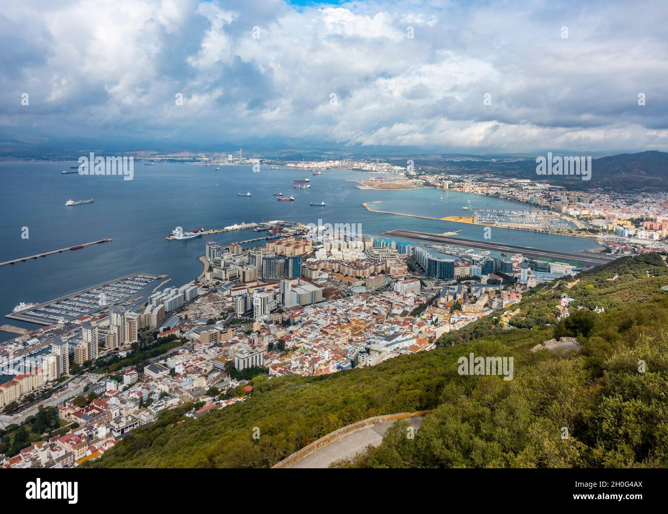 Vue depuis le sommet du rocher de Gibraltar, vue sur la baie de Gibraltar, une partie de la ville, la marina de Mid Harbour, la piste de l'aéroport, la marina d'Alcaidesa Banque D'Images