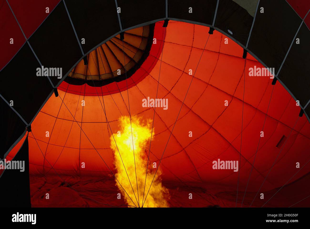 Un brûleur souffle de l'air chaud dans un ballon d'air chaud Banque D'Images