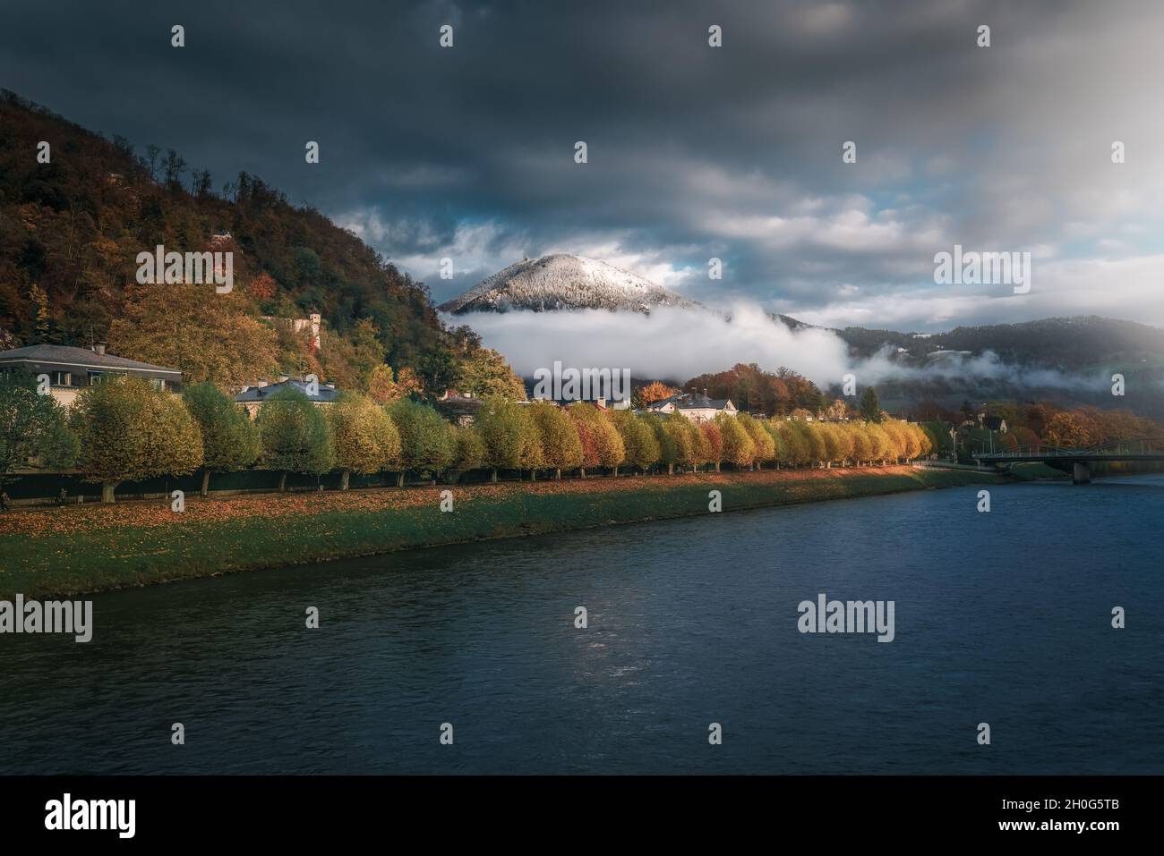 Vue colorée sur la rivière Salzach et la montagne de Gaisberg - Salzbourg, Autriche Banque D'Images