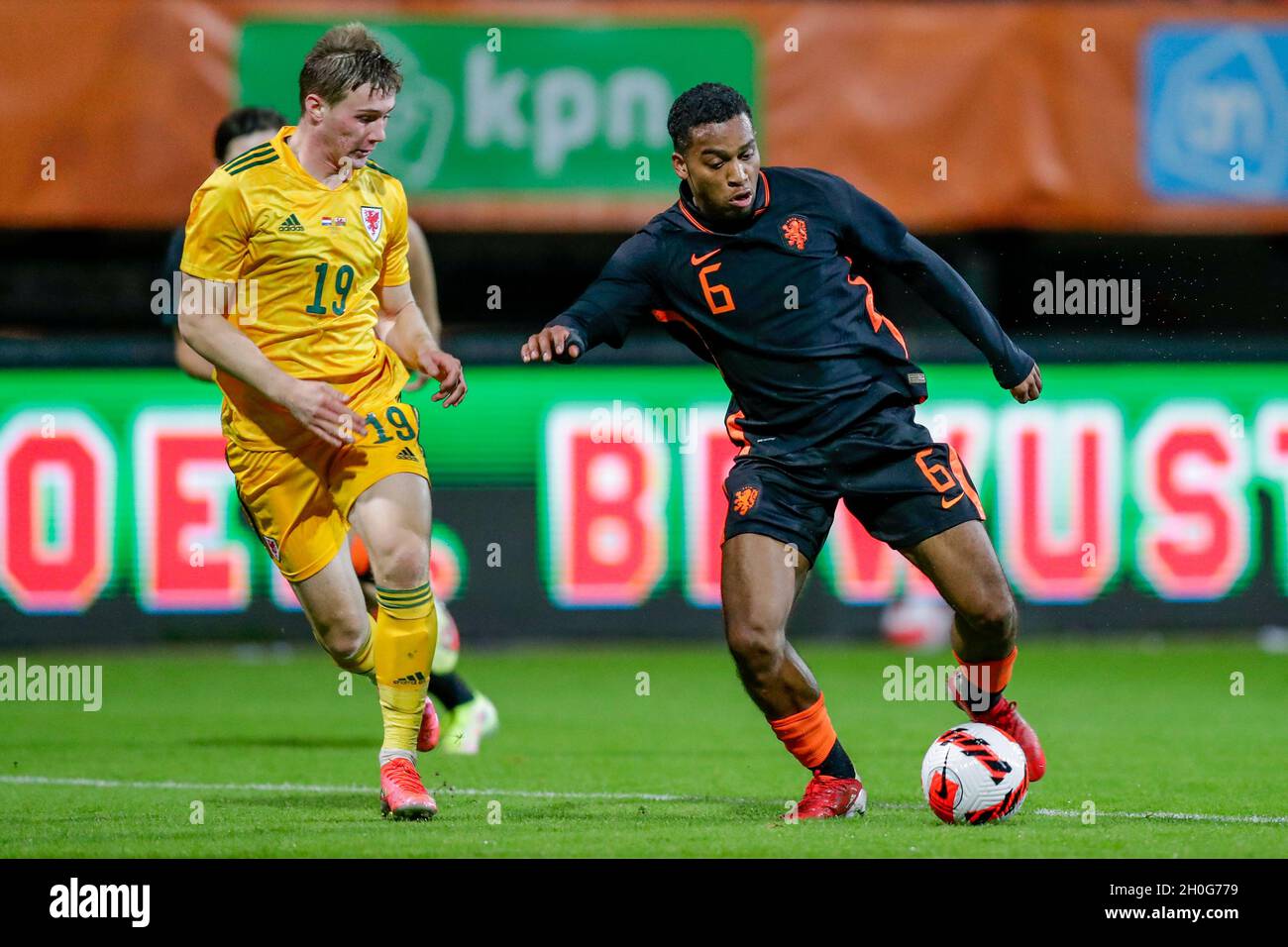 NIMÈGUE, PAYS-BAS - OCTOBRE 12 : Edward Jones du pays de Galles U21, Quintin Timber des pays-Bas U21 lors du match de qualification de l'UEFA European Under-21 Championship entre les pays-Bas U21 et le pays de Galles U21 au Goffertstadion le 12 octobre 2021 à Nimègue, pays-Bas (photo de Peter Lous/Orange Pictures) Banque D'Images