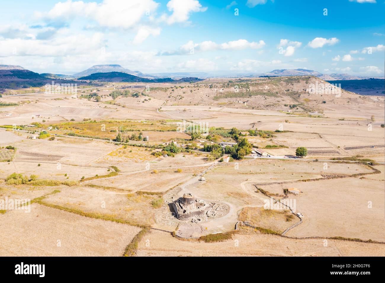 Vue d'en haut, vue aérienne stupéfiante de l'ancien Santu Antine Nuraghe.Santu Antine Nuraghe est l'un des plus grands Nuraghi de Sardaigne, en Italie. Banque D'Images