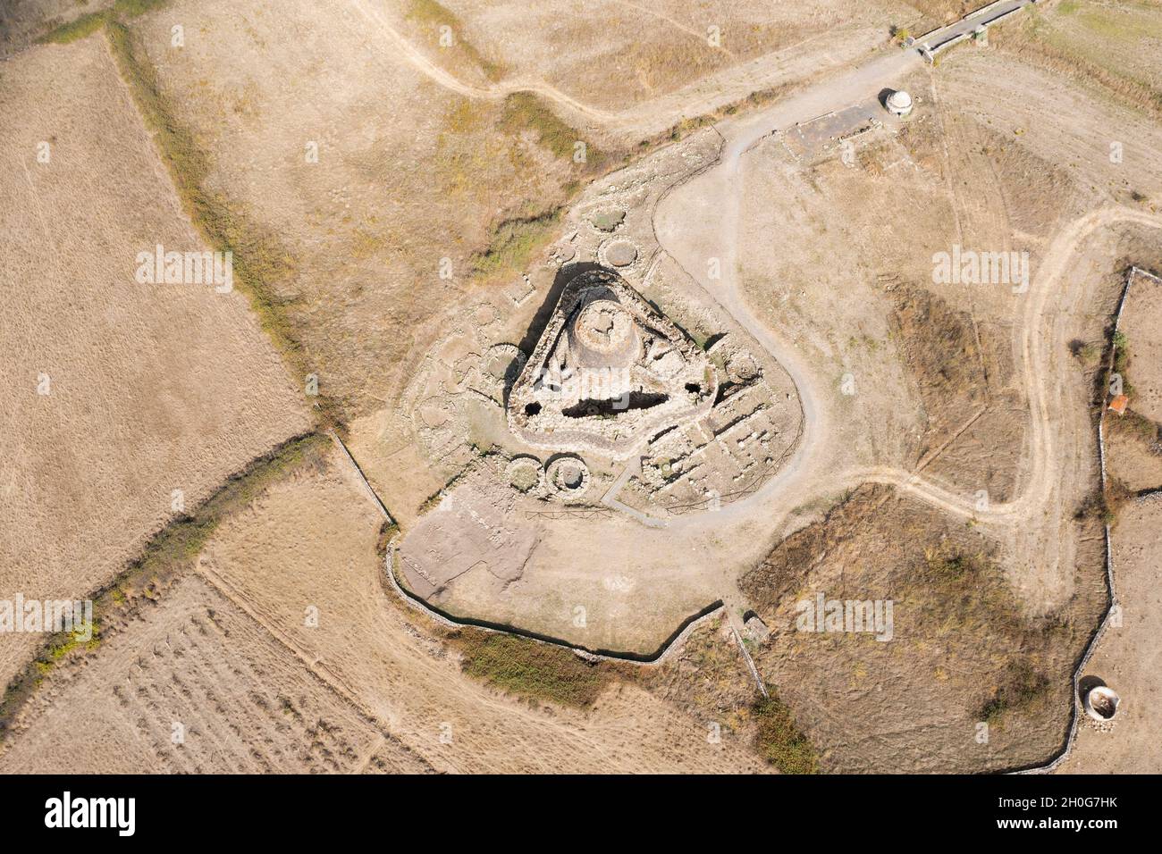 Vue d'en haut, vue aérienne stupéfiante de l'ancien Santu Antine Nuraghe.Santu Antine Nuraghe est l'un des plus grands Nuraghi de Sardaigne, en Italie. Banque D'Images