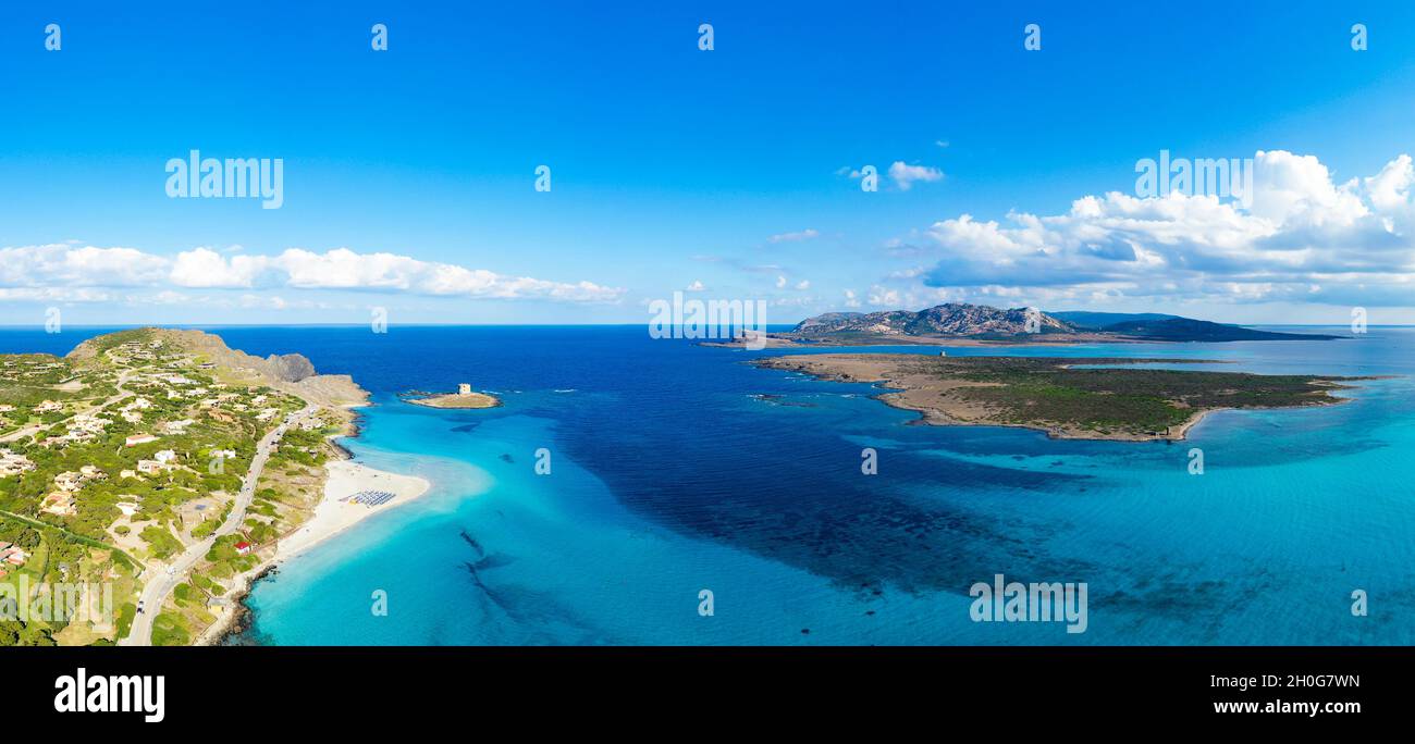 Vue d'en haut, prise de vue aérienne, vue panoramique imprenable sur la plage de la Pelosa et l'île d'Asinara baignée par une eau turquoise et cristalline. Banque D'Images