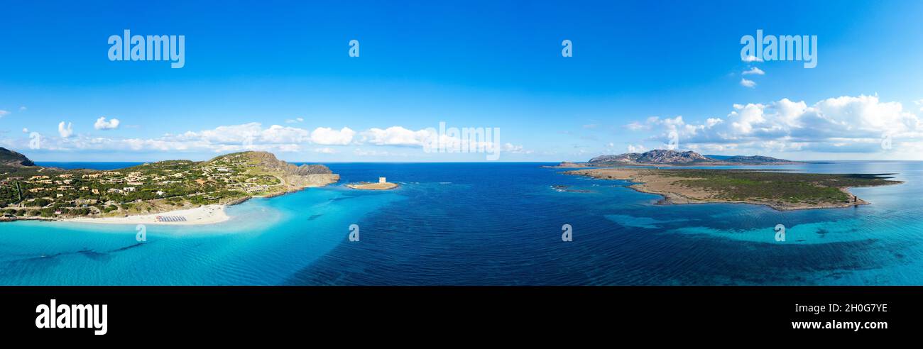 Vue d'en haut, prise de vue aérienne, vue panoramique imprenable sur la plage de la Pelosa et l'île d'Asinara baignée par une eau turquoise et cristalline. Banque D'Images