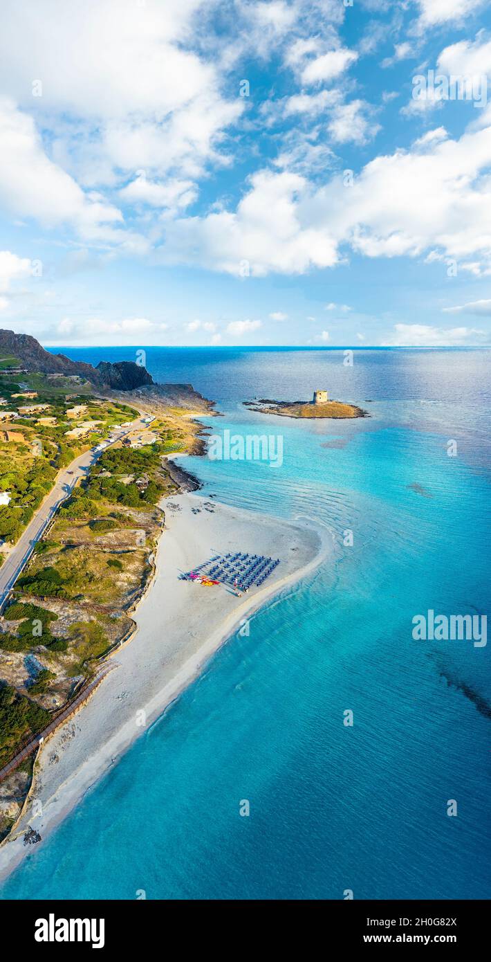 Vue d'en haut, prise de vue aérienne, vue panoramique sur la plage de la Pelosa baignée par une eau turquoise et cristalline. Banque D'Images