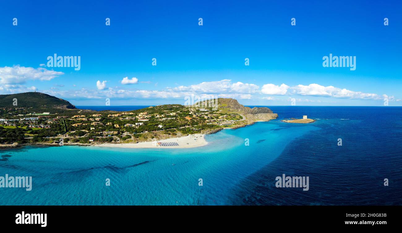 Vue d'en haut, prise de vue aérienne, vue panoramique sur la plage de la Pelosa baignée par une eau turquoise et cristalline. Banque D'Images