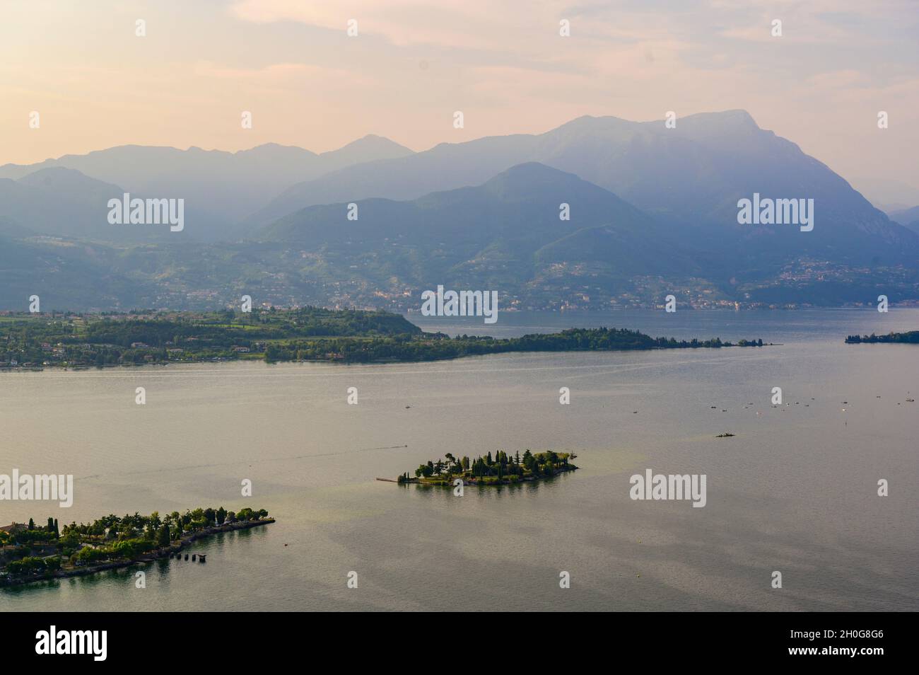 Vue de Rocca di Manerba au beau lac de Garde, Brescia, Italie - destination de voyage Banque D'Images