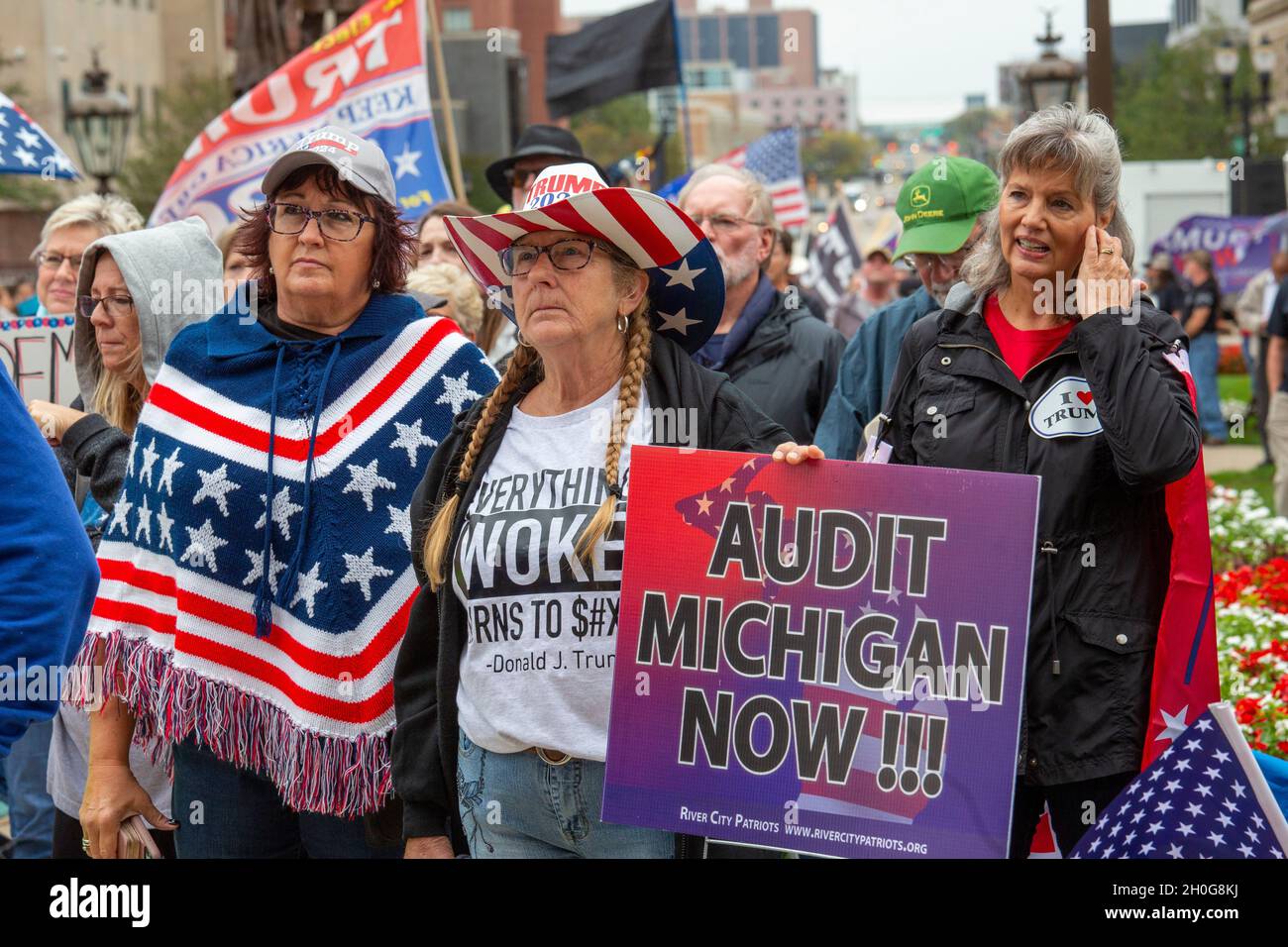 Lansing, Michigan, États-Unis.12 octobre 2021.Un rassemblement au Capitole de l'État du Michigan exige un « contrôle judiciaire » des résultats de l'élection présidentielle de 2020.L’ancien président Trump a accusé l’ancien président américain de ne pas avoir fait de fraude électorale la raison pour laquelle il a perdu les élections au Michigan par plus de 150,000 voix.Crédit : Jim West/Alay Live News Banque D'Images