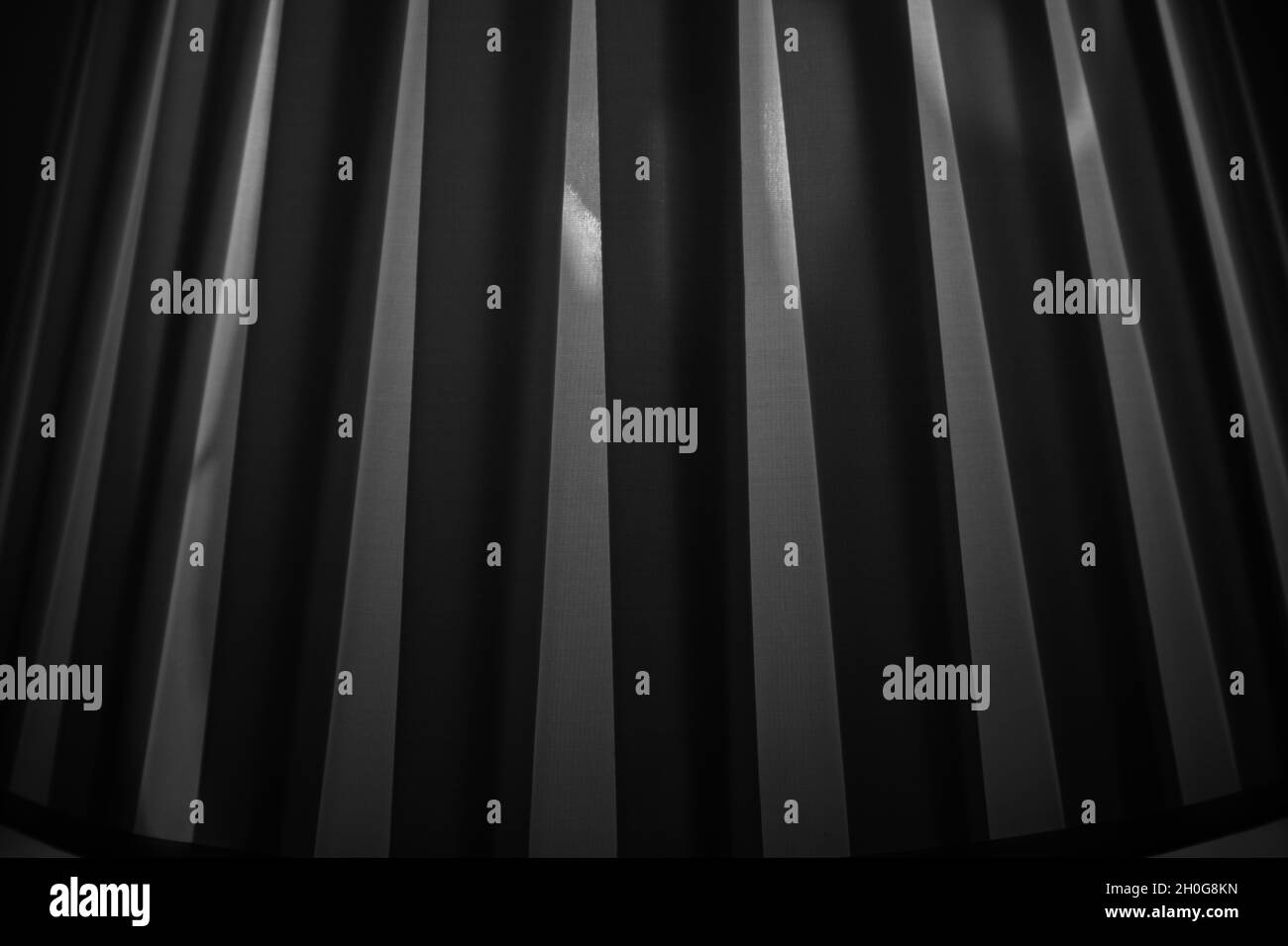 Image en gros plan noir et blanc des lignes extérieures d'un abat-jour. Banque D'Images