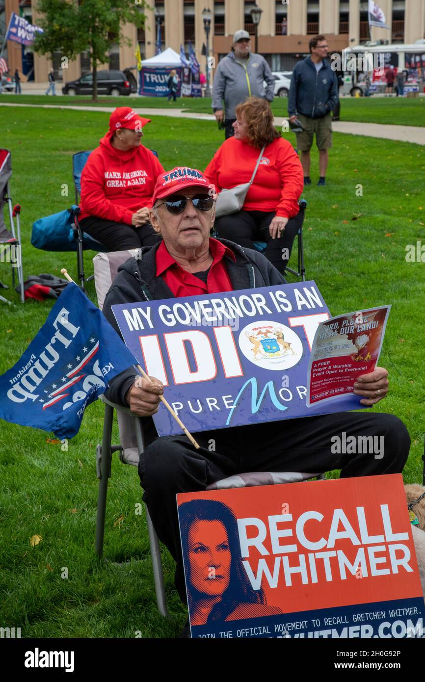 Lansing, Michigan, États-Unis.12 octobre 2021.Un rassemblement au Capitole de l'État du Michigan exige un « contrôle judiciaire » des résultats de l'élection présidentielle de 2020.L’ancien président Trump a accusé l’ancien président américain de ne pas avoir fait de fraude électorale la raison pour laquelle il a perdu les élections au Michigan par plus de 150,000 voix.Un homme veut se rappeler le gouverneur du Michigan Gretchen Whitmer.Crédit : Jim West/Alay Live News Banque D'Images