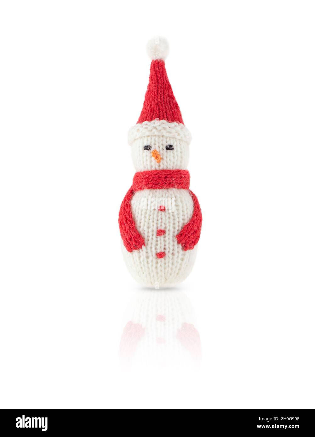 Bonhomme de neige de Noël tricoté en chapeau rouge et foulard isolé sur fond blanc, avec ombre et réflexion. Banque D'Images