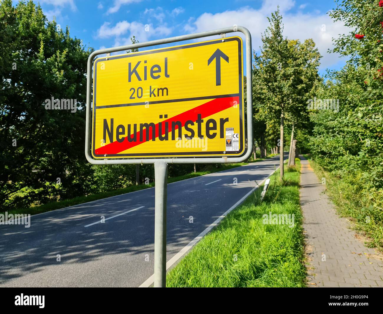 KIEL, ALLEMAGNE - 15 septembre 2021 : le panneau de la ville de Neumuenster sur une route de campagne en direction de Kiel Banque D'Images