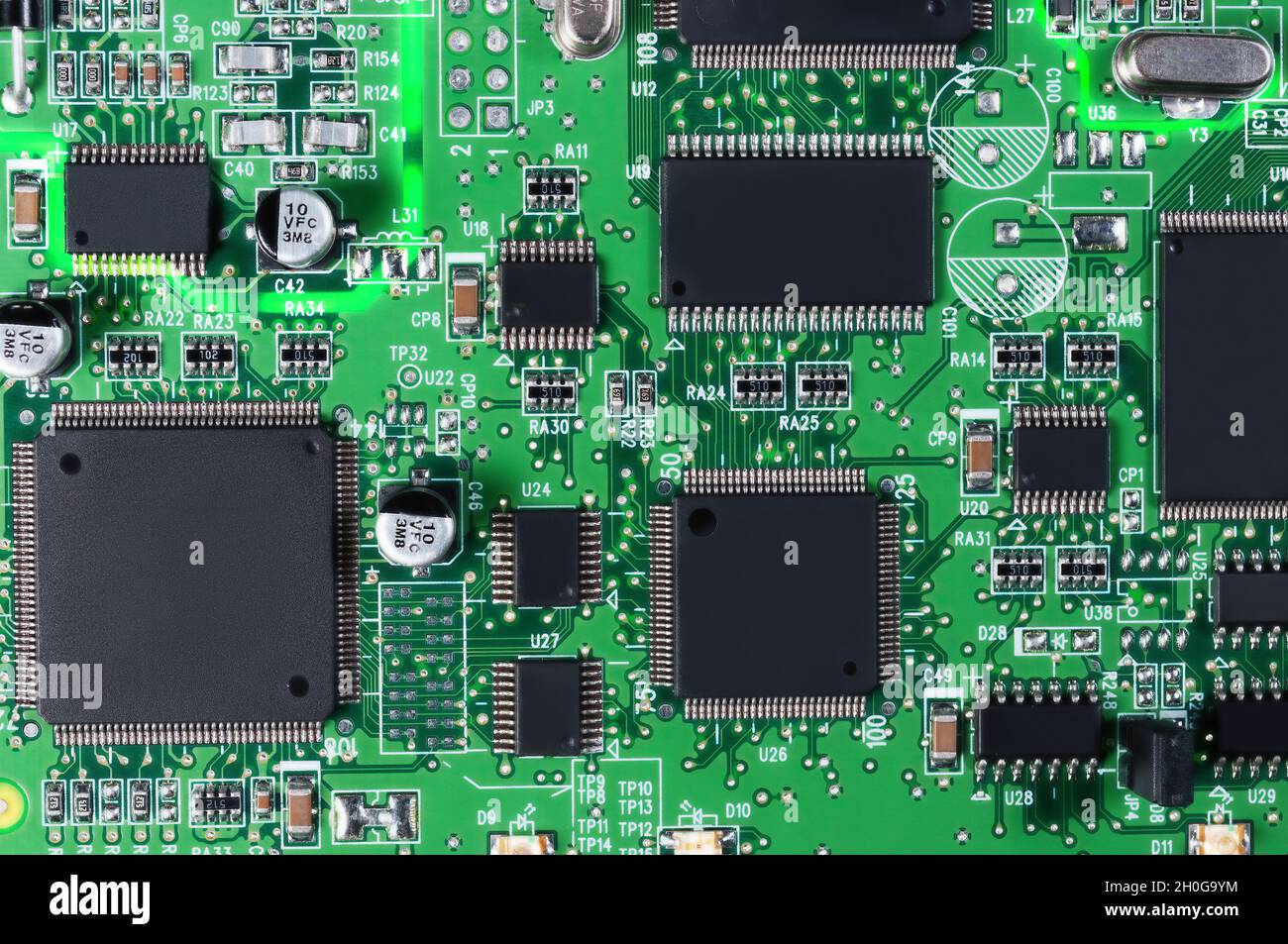 Carte de circuit électronique avec composants de circuit passifs et actifs et ci de gros plan Banque D'Images