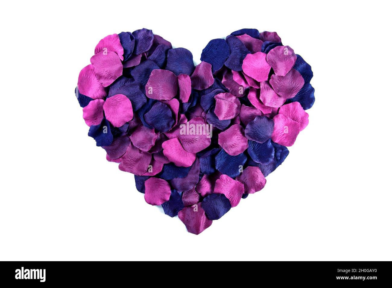 Pétales rouges en forme de coeur sur fond noir Uni Banque D'Images