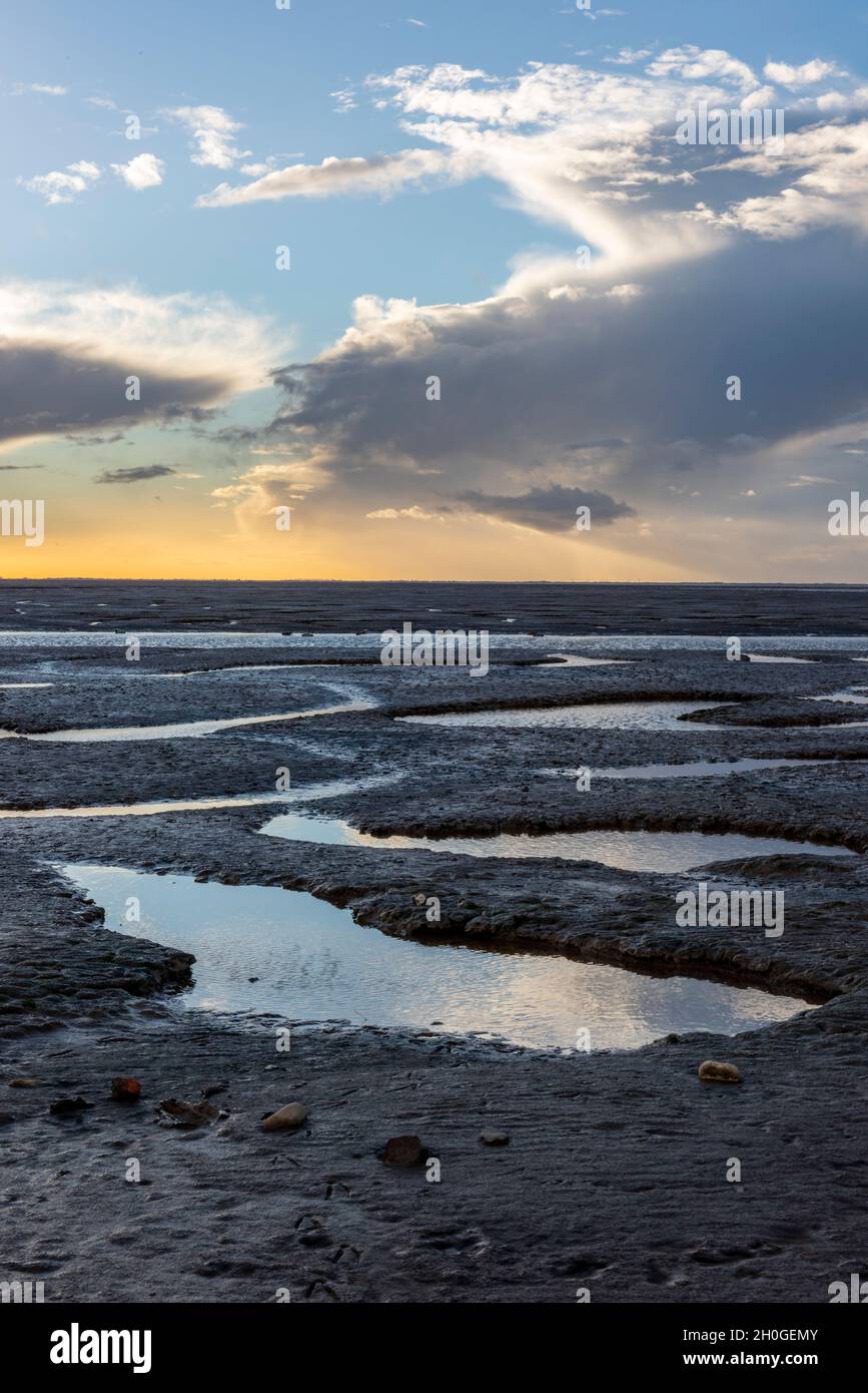 la boue s'étend à marée basse au coucher du soleil sur la plage de snettisham sur la côte nord du norfolk. coucher de soleil sur la plage à snettisham à marée basse. paysage marin atmosphérique. Banque D'Images