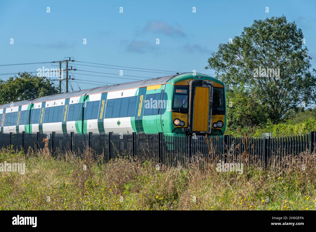 franchise ferroviaire du sud trin traversant la campagne du sussex sur une ligne d'embranchement rurale. train à la campagne, chemin de fer du sud, réseau ferroviaire. Banque D'Images