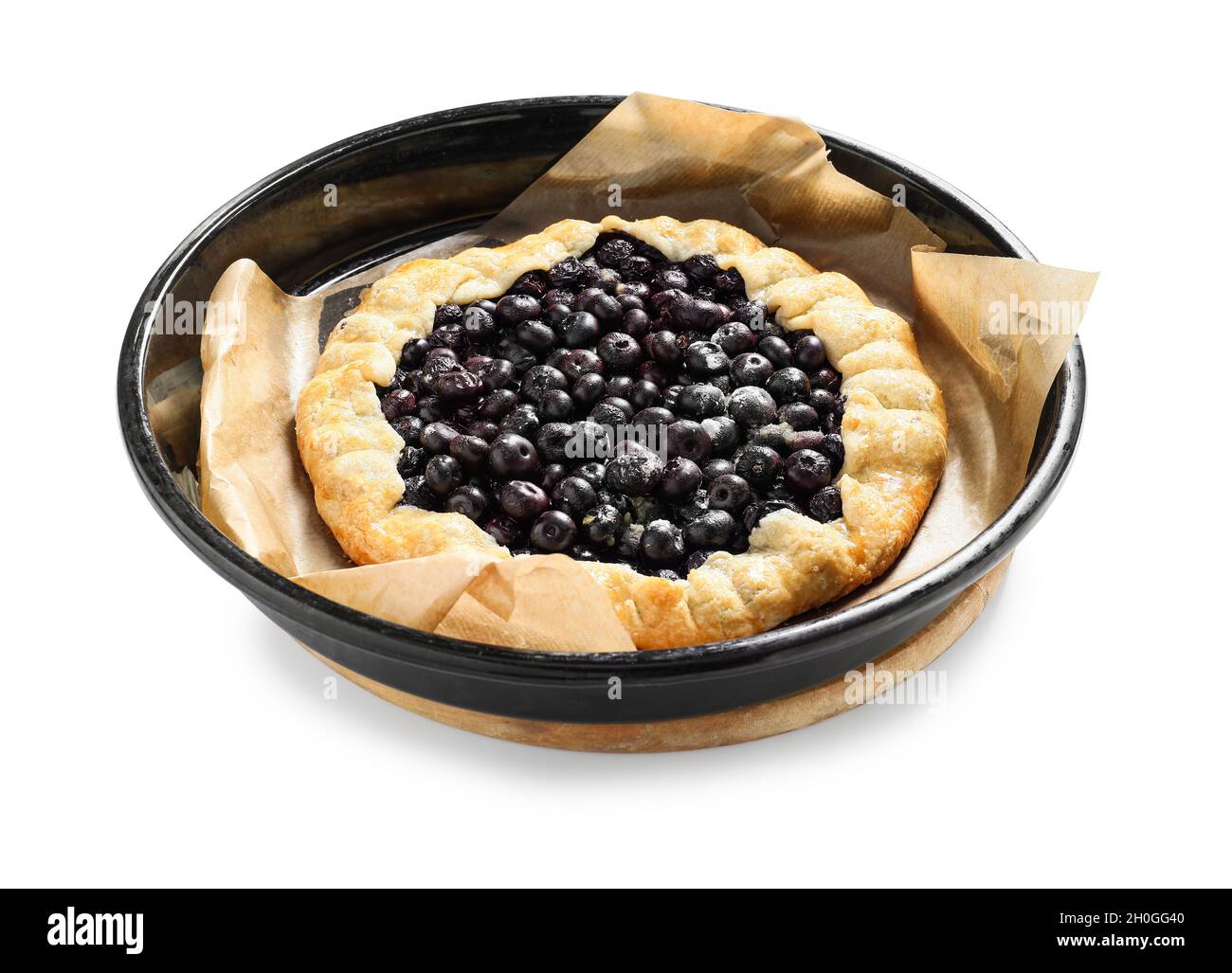 Plat de cuisson avec une savoureuse galette de myrtille sur fond blanc Banque D'Images