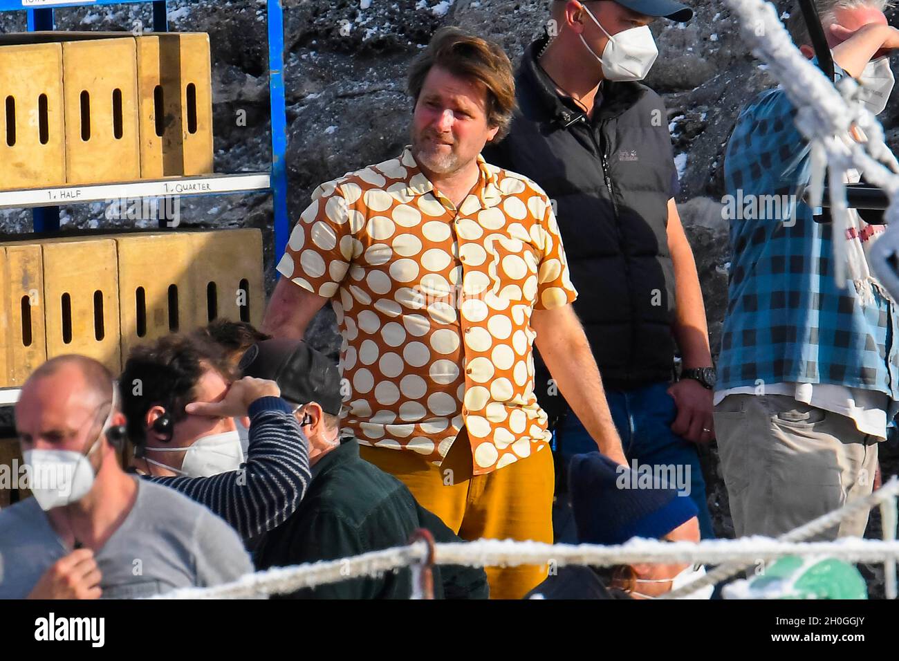 Lyme Regis, Dorset, Royaume-Uni.12 octobre 2021.Scènes pour le nouveau film de Wonka mettant en vedette Timothée Chalamet étant filmé sur le port de Cobb à Lyme Regis dans Dorset.Directeur Paul King sur le set.Crédit photo : Graham Hunt/Alamy Live News Banque D'Images