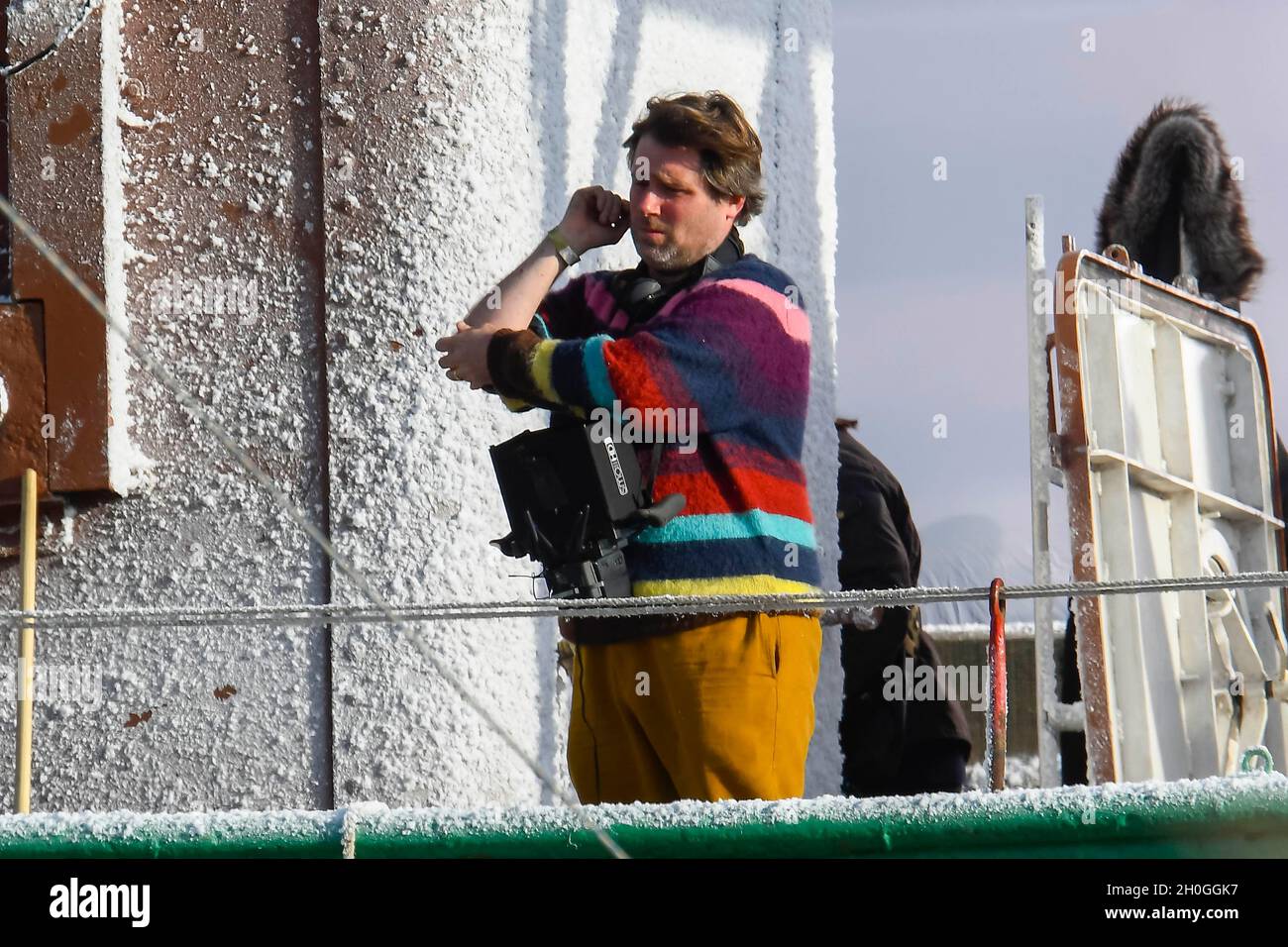 Lyme Regis, Dorset, Royaume-Uni.12 octobre 2021.Scènes pour le nouveau film de Wonka mettant en vedette Timothée Chalamet étant filmé sur le port de Cobb à Lyme Regis dans Dorset.Directeur Paul King sur le set.Crédit photo : Graham Hunt/Alamy Live News Banque D'Images
