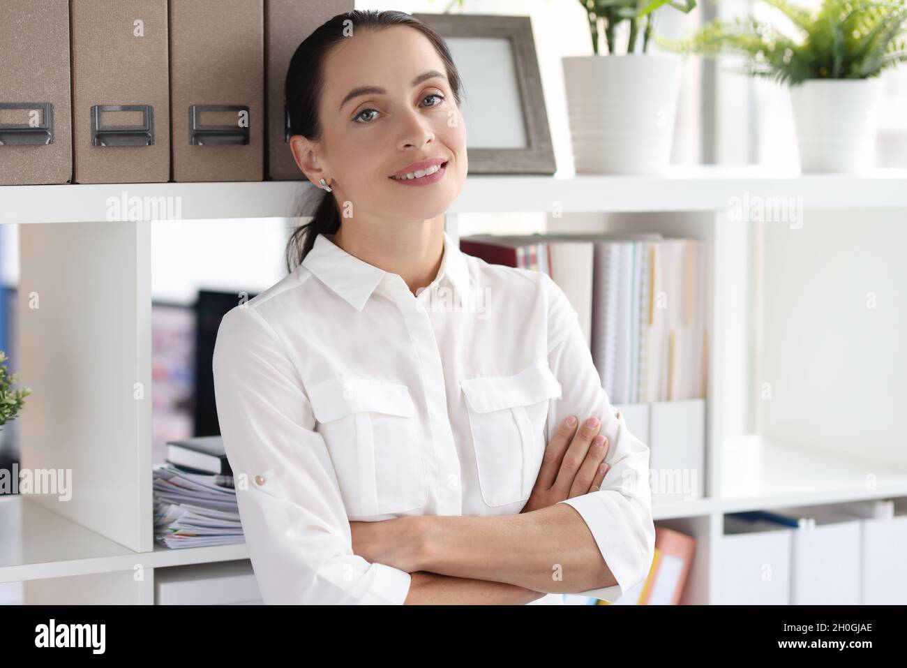 Portrait d'une jeune belle femme souriante dans un bureau à proximité Banque D'Images