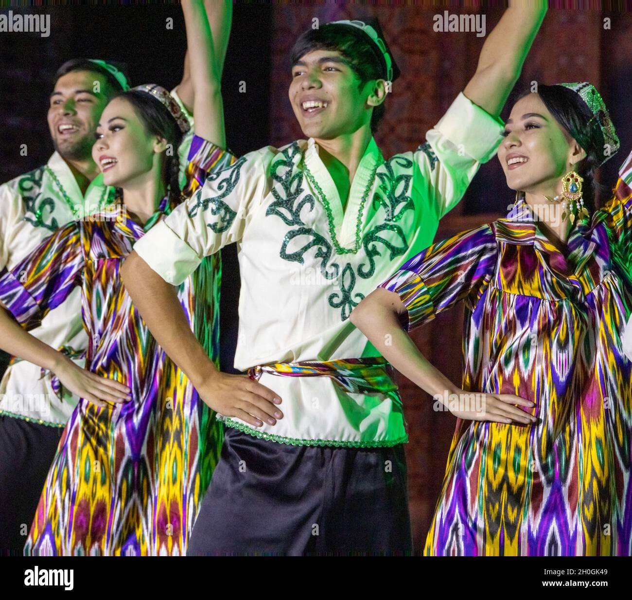 Des danseurs dansant des danses traditionnelles pour les délégués de la conférence internationale lors d'un dîner de gala, Tachkent, Ouzbékistan Banque D'Images