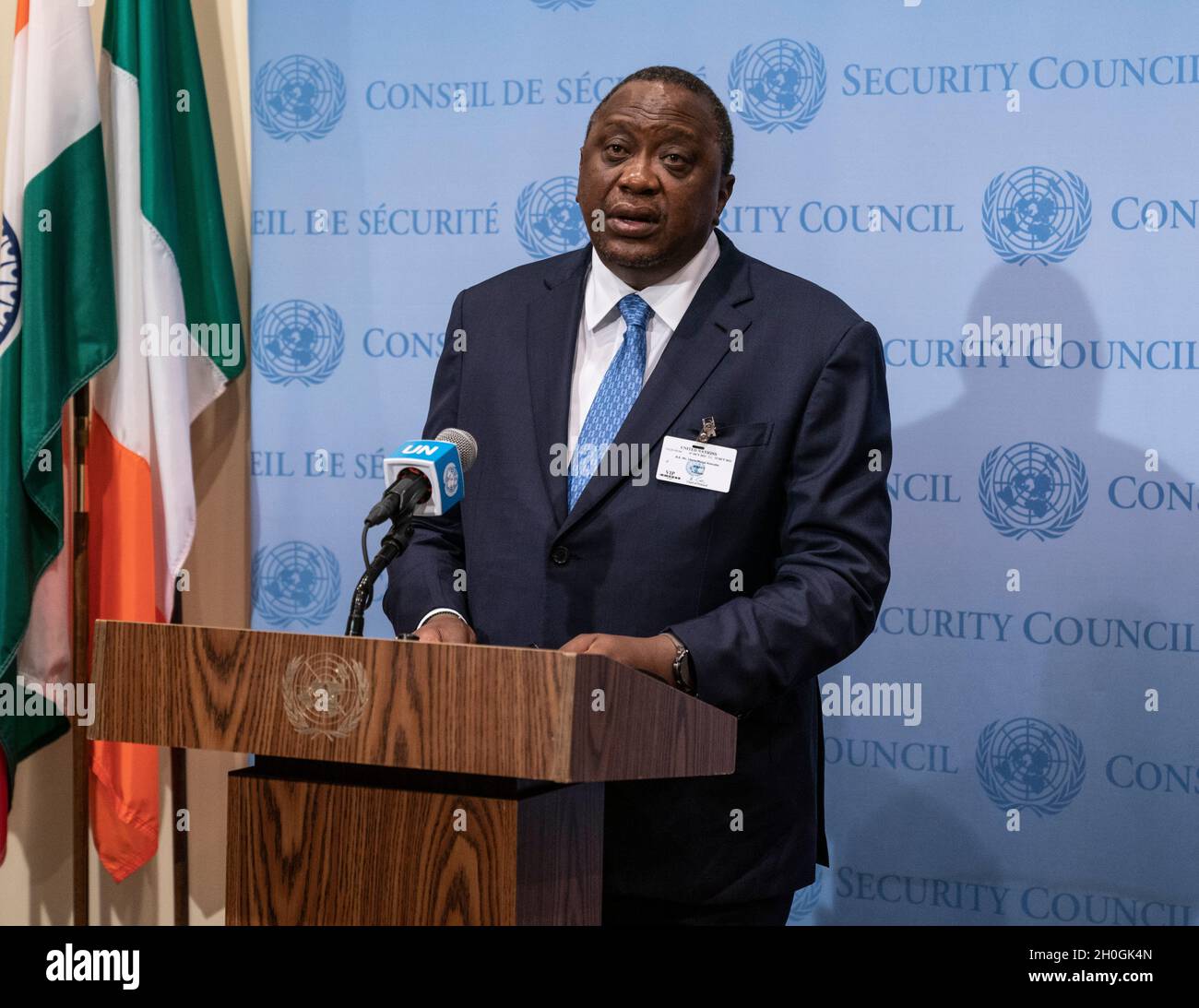 New York, NY - 12 octobre 2021: Uhuru Muigai Kenyatta, Président du Kenya, s'adresse à la presse lors de la participation au Siège de l'ONU Banque D'Images