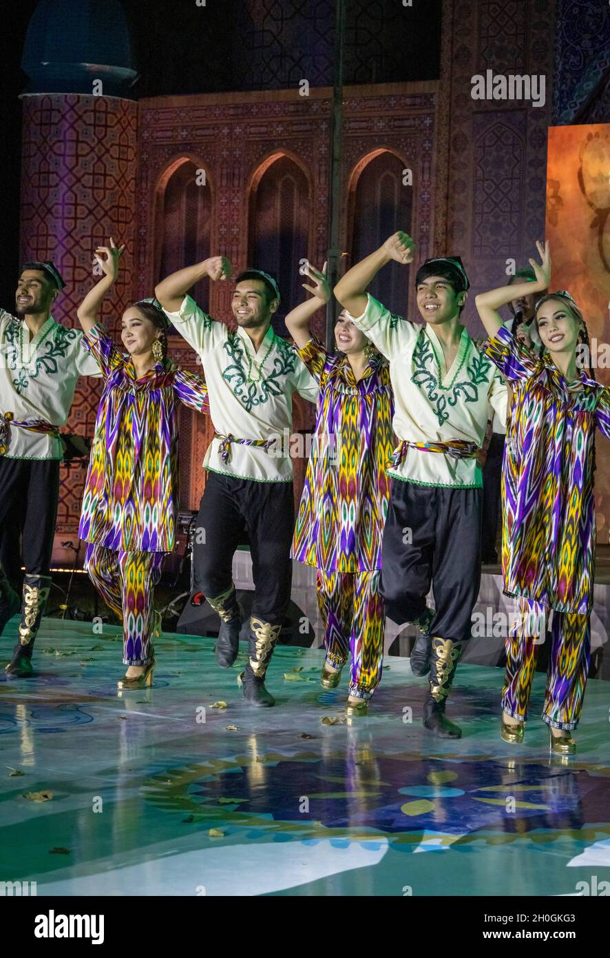 Des danseurs dansant des danses traditionnelles pour les délégués de la conférence internationale lors d'un dîner de gala, Tachkent, Ouzbékistan Banque D'Images