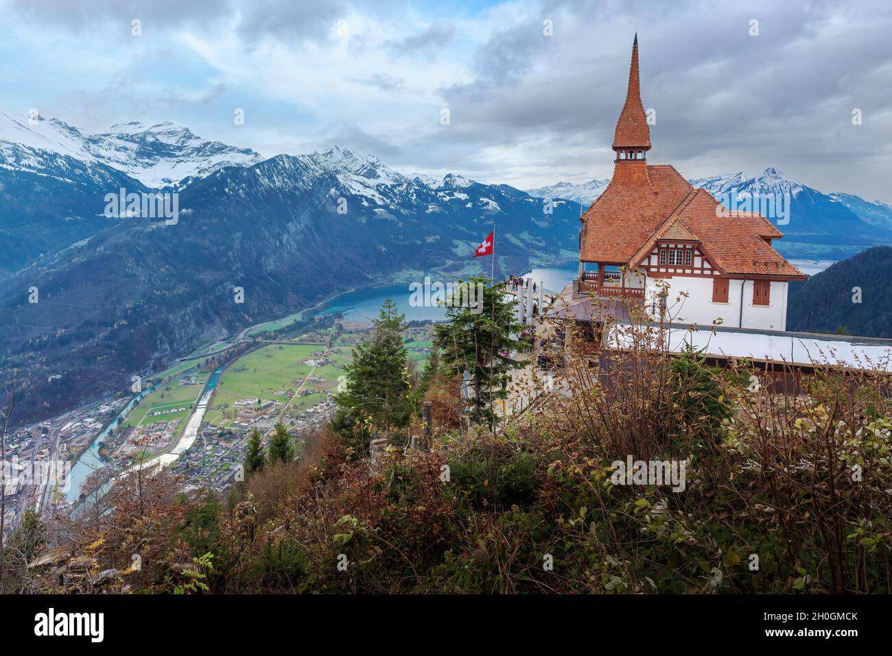 Bâtiment aérien Harder Kulm avec drapeau suisse - Interlaken, Suisse Banque D'Images