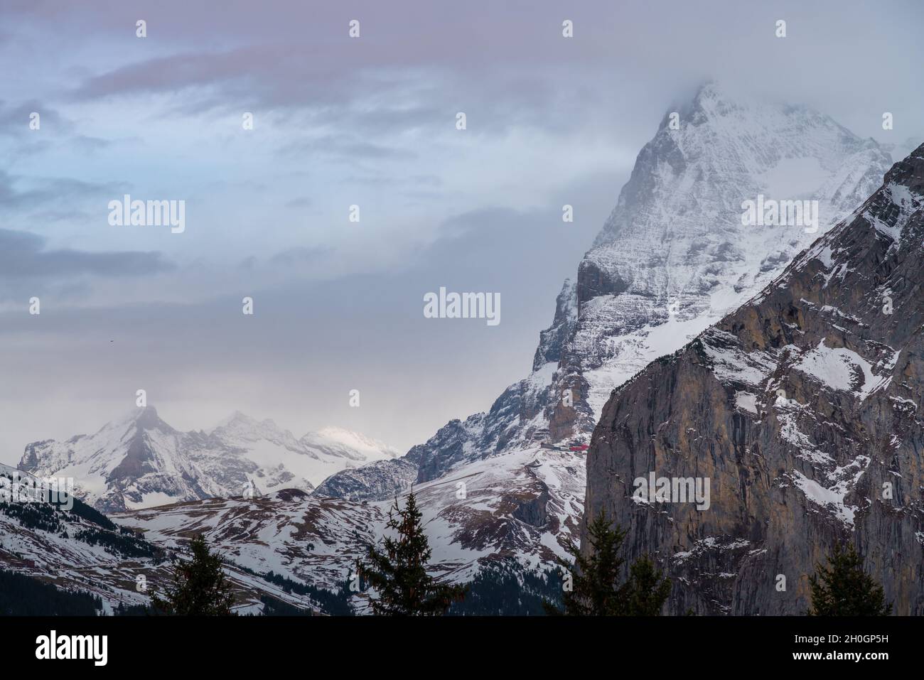 Pic de l'Eiger dans les Alpes bernoises au coucher du soleil avec des nuages - Murren, Suisse Banque D'Images